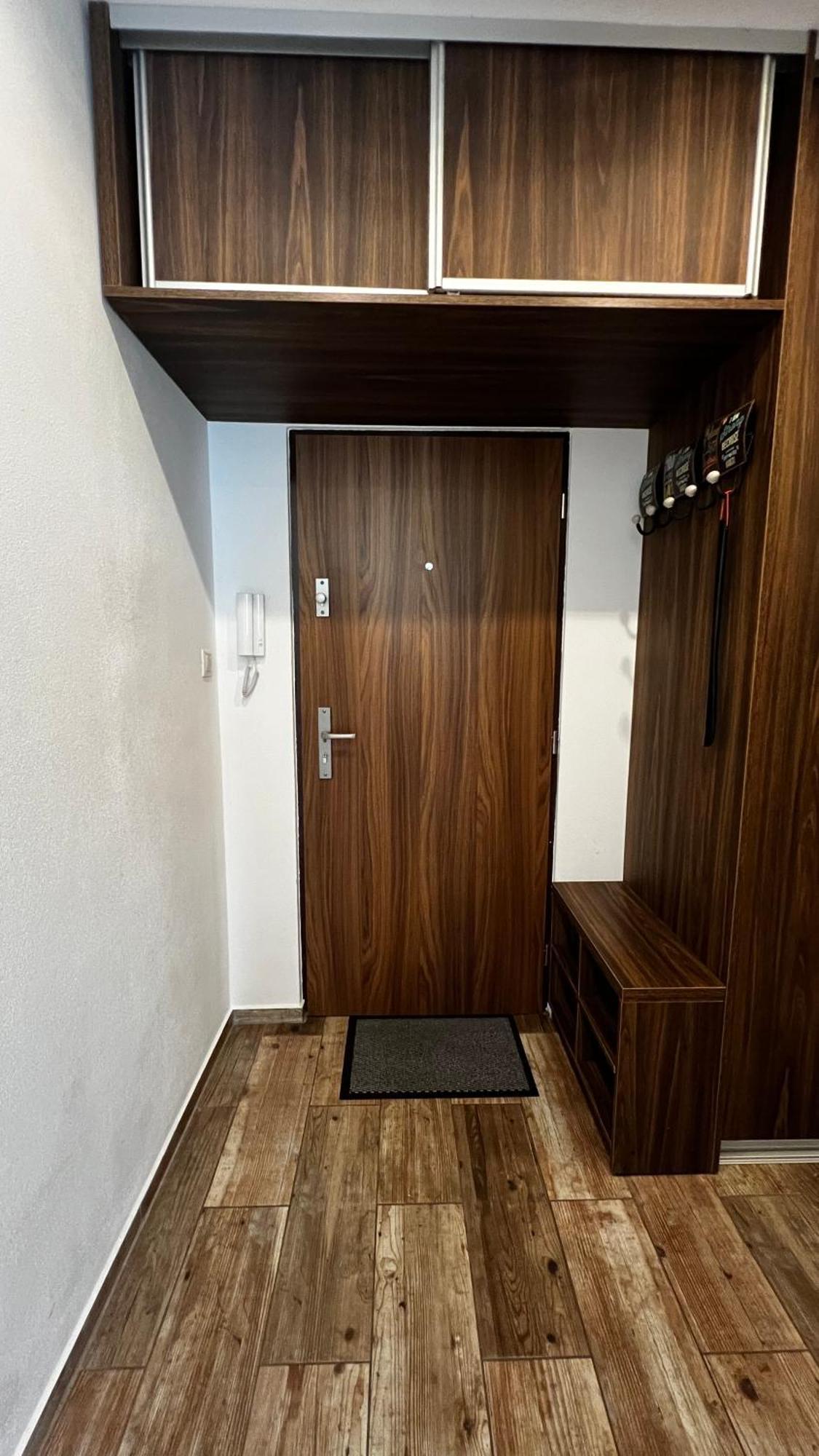Industrial Apartment I 24Hr Self Check-In I Free Parking & Coffee Banská Bystrica Exterior foto